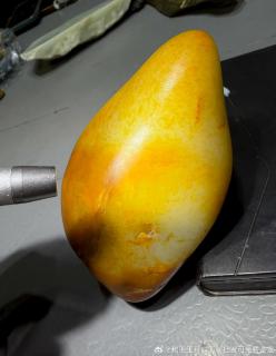 新疆和田玉籽料原石,红皮白肉串青花,1160克,前段一起收的料子,白度一