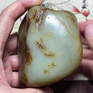 和田玉籽料原石的红皮青花特征是什么?特别和田玉原石图片解析